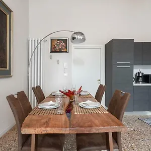 Apartment Ponte Raspi Canal View, Venice